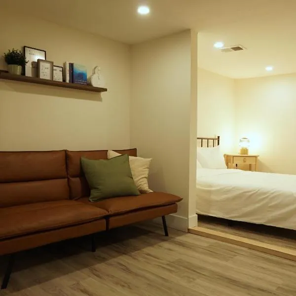 ION House - near shopping and Kennedy subway, hotel di Toronto