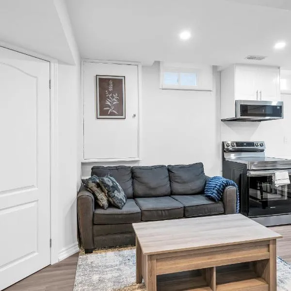 Newly Renovated 2BR Basement Suite, Private Entry, hotel en Pickering