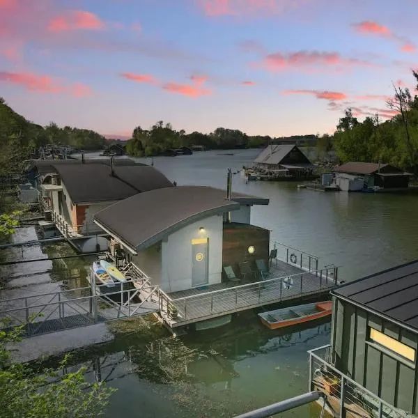 Viesnīca Sunset view Housboat with sundeck,AC&Heating Bratislavā