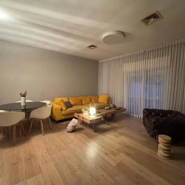 Cottage near the beach - with shelter near the house, hotel in Kefar Shemaryahu