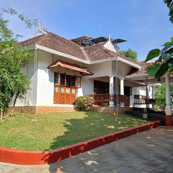 Heritage Home Near Cochin Airport in 5-Acre Farm, hotel di Angamali
