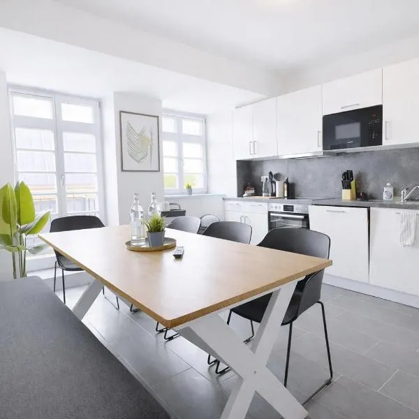Larooms Merseburg - Apartment CS01 - 3 Zimmer, 7 Betten, 2 Bäder, 2 Parkplätze, Balkon & Aufzug, hotel i Merseburg