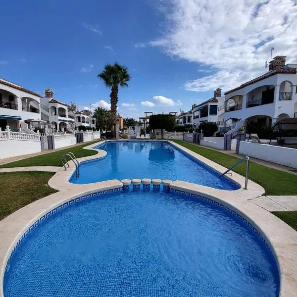 Villa T3 en rez-de-jardin Terrasses et Piscine, hotel in Villamartin