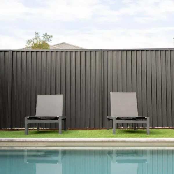 3BR Little Coastal Boho Home - Neverending Summer Fun near Themeparks & close to M1 exit, hôtel à Pimpama