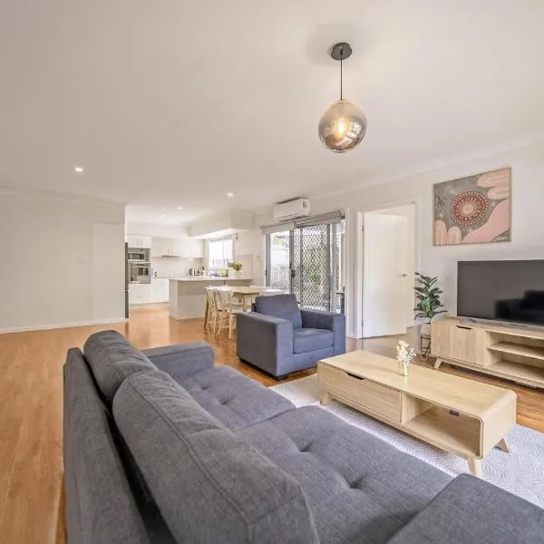 3BR Coomera Duplex 2- Cute & Cosy Home Close to Theme Park,黃金海岸的飯店