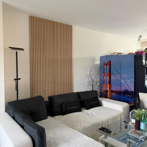 Double room and private bath in a shared flat, quiet, close to the UN and airport, Hotel in Genf