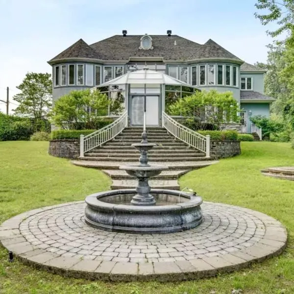 Private Waterfront Villa 9 BR Peaceful, хотел в Лавал