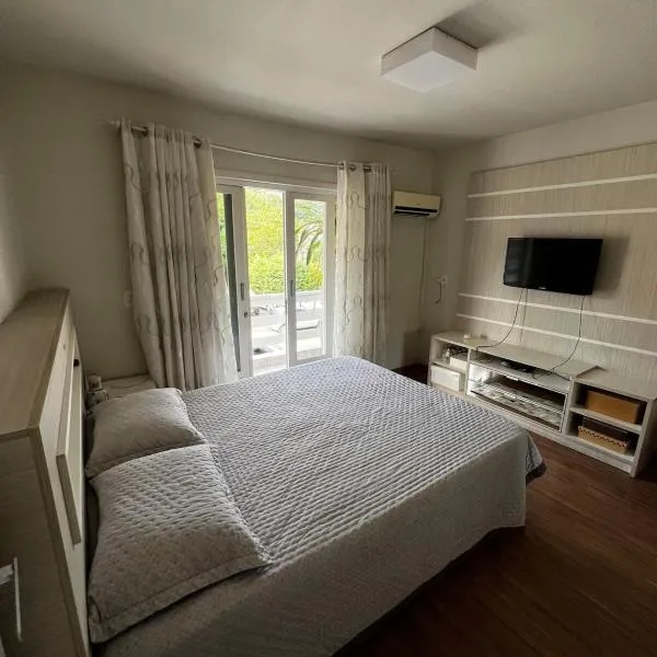 Casa com churrasqueira e ar para até 8 pessoas โรงแรมในGuabiruba