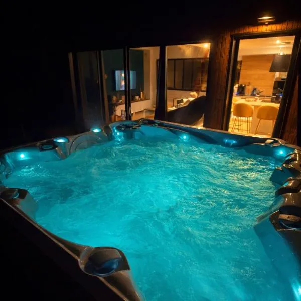 L'Usine du centre ville avec parking privé et jacuzzi extérieur, hotelli kohteessa Concarneau