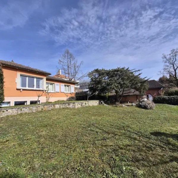 Beautiful villa in Pully - Lavaux, hotel v mestu Pully