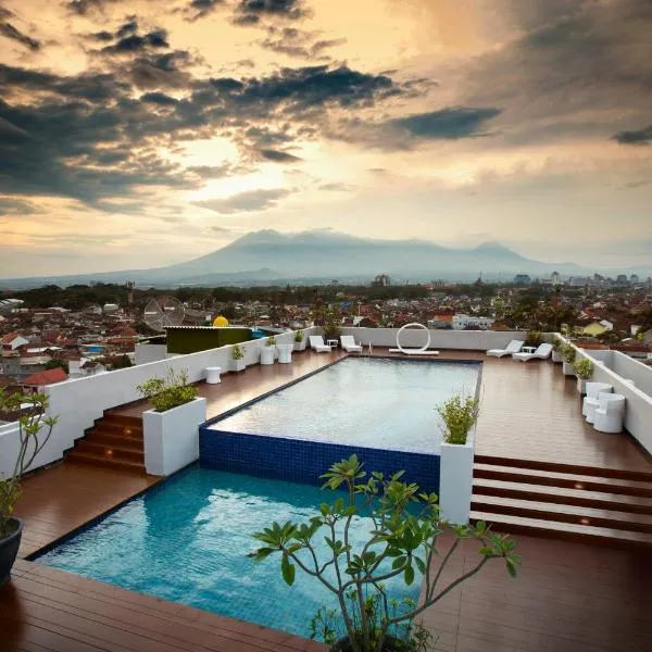 Ascent Hotel & Cafe Malang, hotel v destinaci Malang