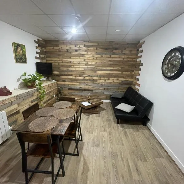 Gîte la Chouette calme nature détente et jacuzzi-Les gites de la perle de Vouglans-, viešbutis mieste Cernon