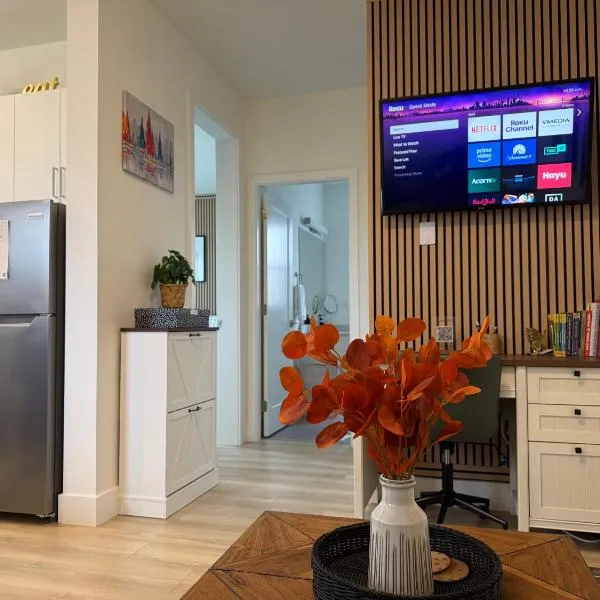 Modern 1BR Suite with Laundry, Workspace & WiFi, ξενοδοχείο σε Langford