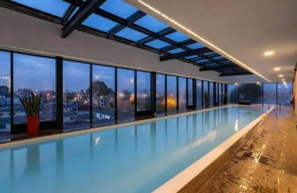 72Hub moderno apto vistas ciudad, piscina gimnasio, готель у Боготі