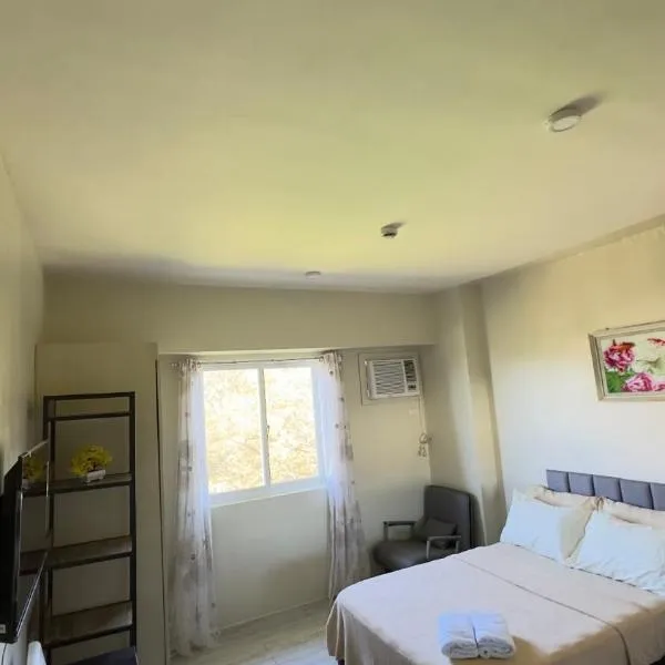 Staycation condo with pool near SM Tungko, Bulacan, hotel di Mangangpico