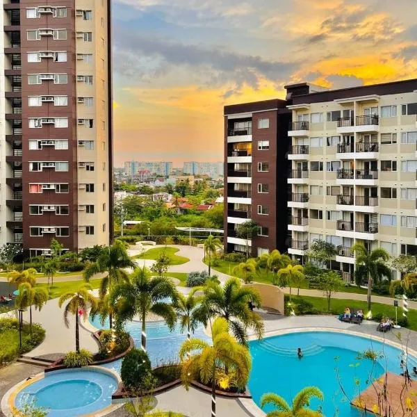 216 T3 Atrial Iloilo Pool View Comfy Central w Free Pool Access, Hotel in Iloilo City