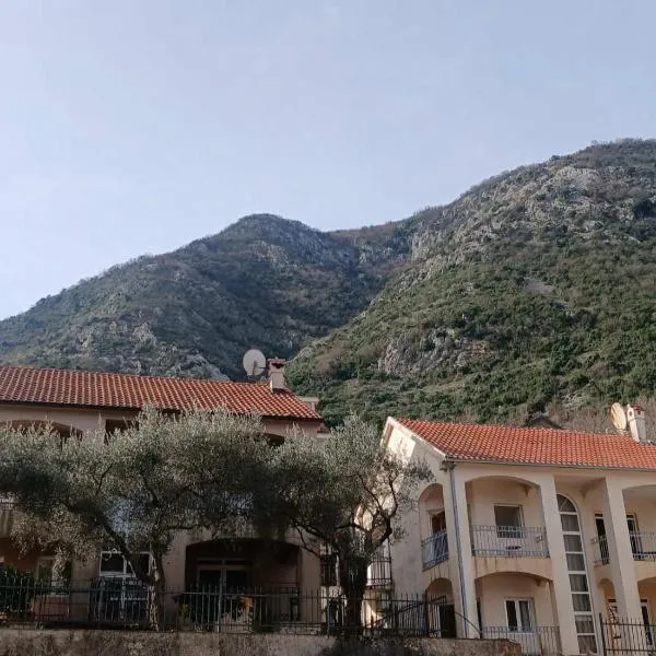 Villa with sea view, garden,parking, hotel v mestu Prčanj