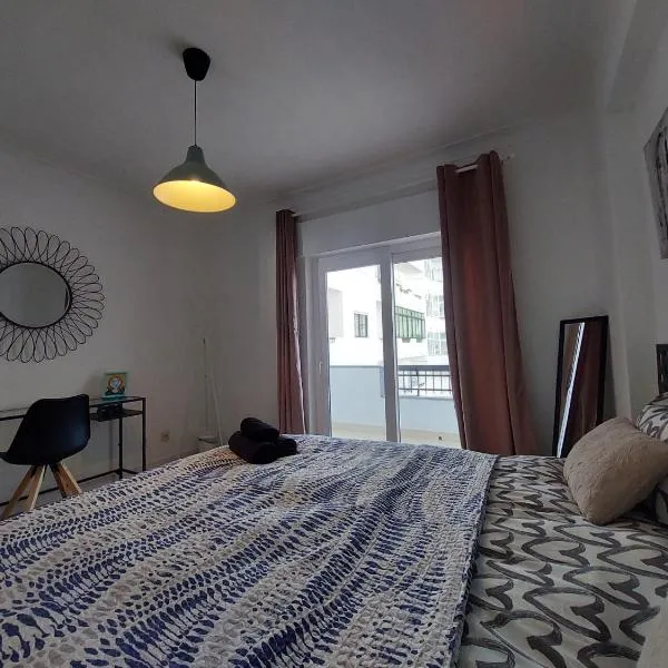 Praia Dona Ana - Bedrooms in shared apartment, hotel in Lagos