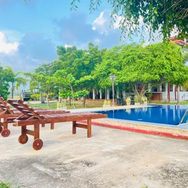 Aqua Hotel Yala – hotel w mieście Kirinda