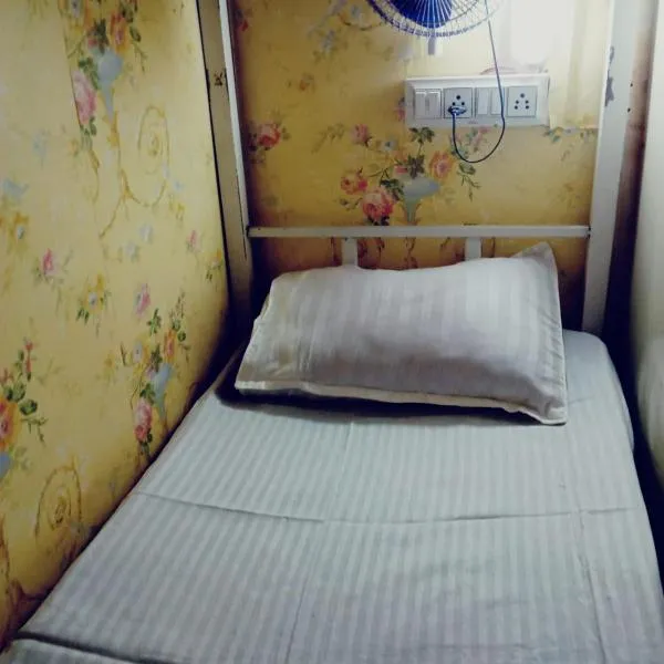 Sky Dormitory Andheri Near Railway Station photo 2