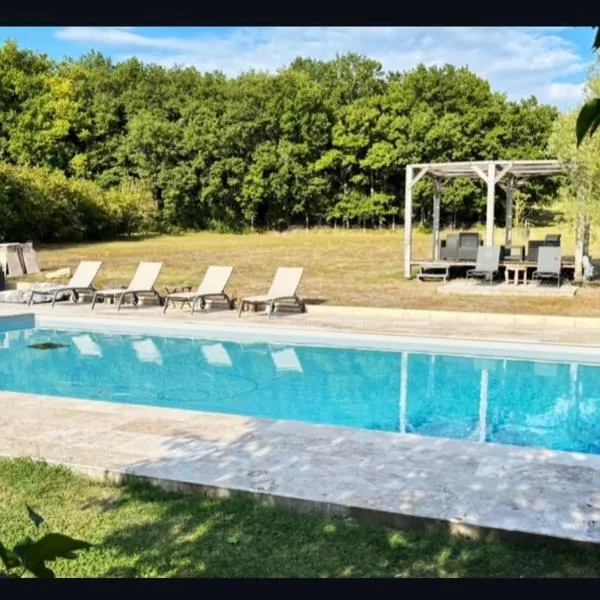 Beautiful pigeonnier with sensational surroundings, hotel in Pujols