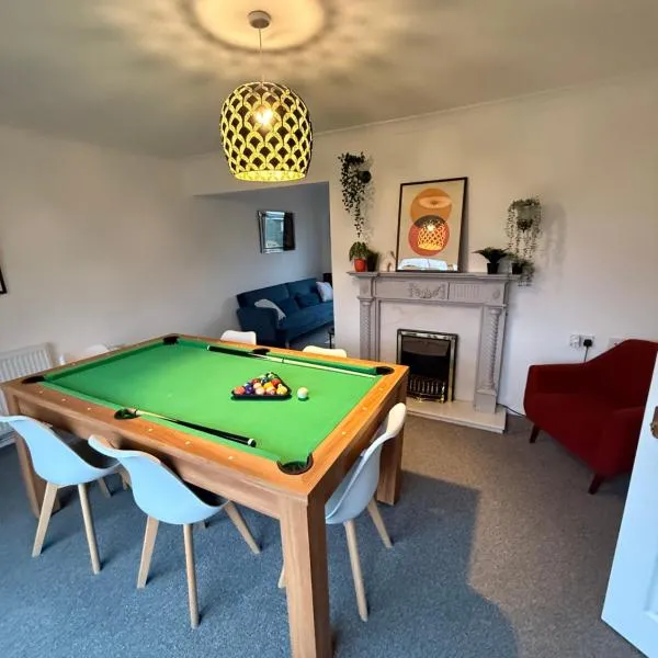 Spacious House - Parking - Pool Table, hotel in Balderton