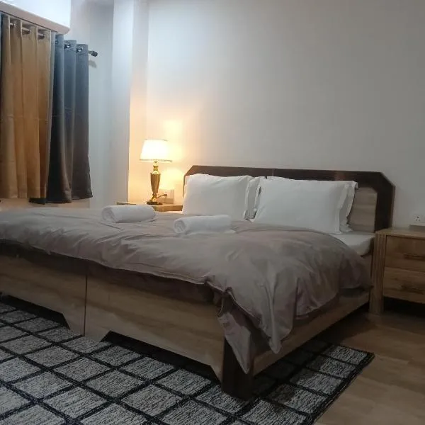 Ima Sadhana Hotel - Aesthetic Sunlit Rooms in Upper Tapovan With Free Airport Pickup for bookings more than 7 nights, hotel en Rishikesh