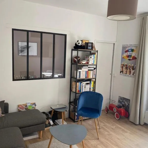 Bright 2-room fully equipped - Porte de Clichy, hotel a Clichy