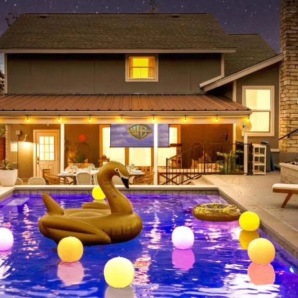 Lux 5BR gem with Heated Pool, SPA, and Outdoor Movie Theater, hotel a Austin