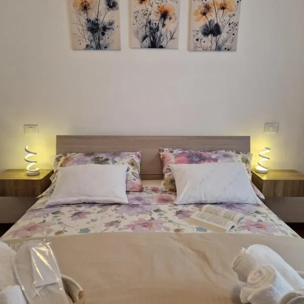 Daisy, Loggiadeifiori - cozy apartment in como, Hotel in Como