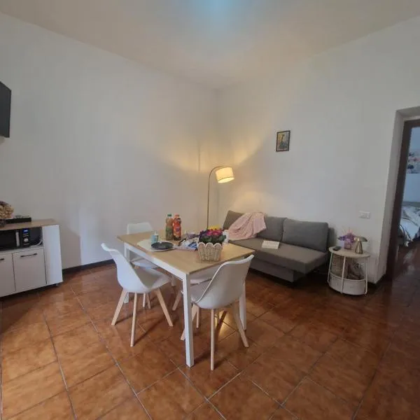 Daisy, Loggiadeifiori - cozy apartment in como, Hotel in Como