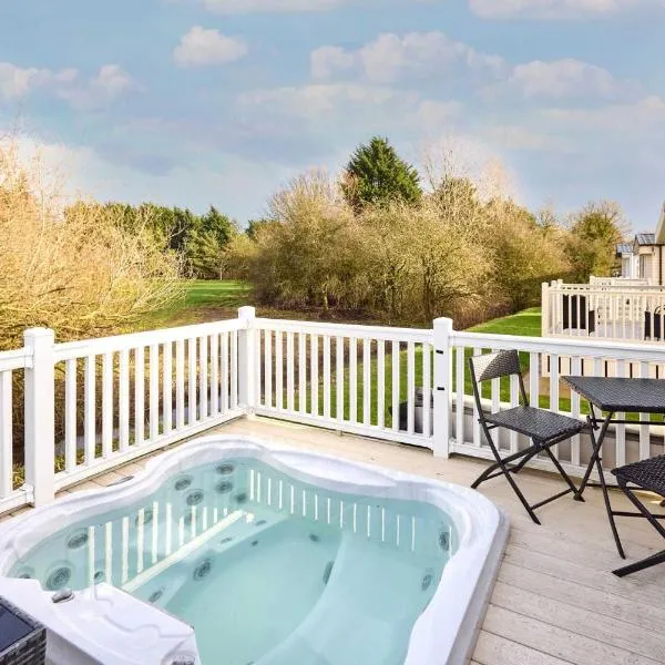 Cedar Lodge With Hot Tub, hotel in Pocklington