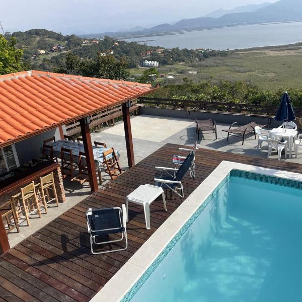 Casa com piscina e incrível vista para lagoa