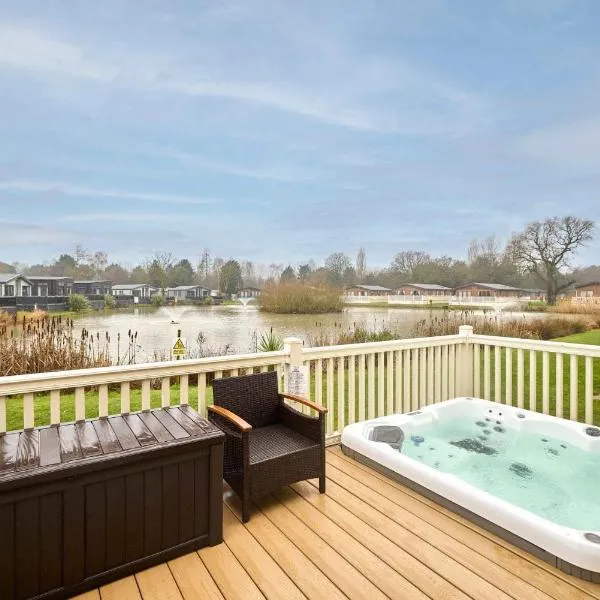 Heathery Lodge with Hot Tub, hotel in York