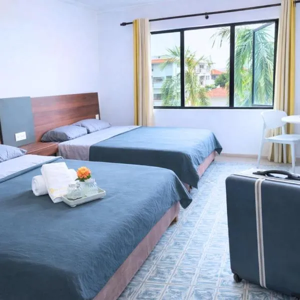 Pangkor Island Pool View Studio 2 Queen Beds 2 Min Walk to the Beach Free WiFi & Parking, hotel em Pangkor