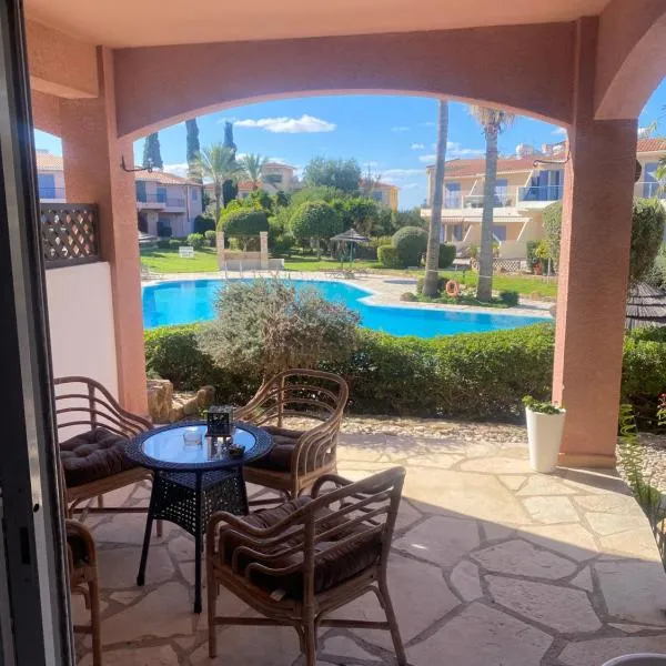 BestBeach Regina Gardens Quiet Terrasa, отель в Пафосе
