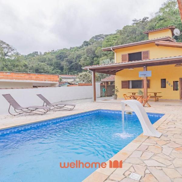 Casa em Ubatuba com churrasqueira e varanda ampla