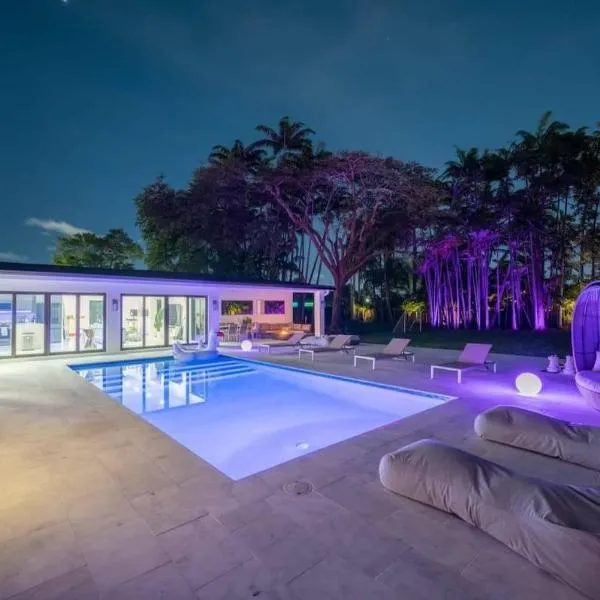 Luxury Villa Azure with Heated Pool 20 minutes to Beach, hotell Miamis