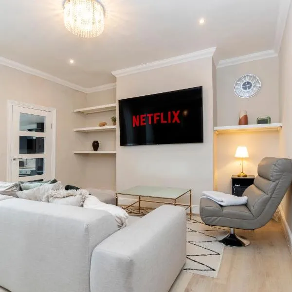 Bright & Comfortable 4-Bed Home 9 mins from Newcastle City Center - Free Parking, hotel in Felling