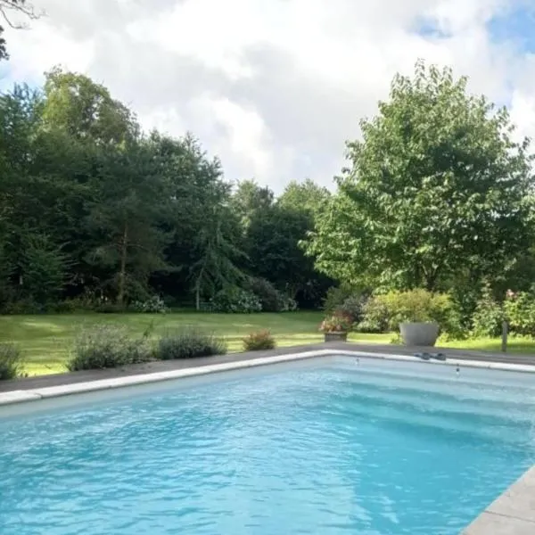 Le Domaine des Hébergés, 15-person gîte with pool, hotel in Trouville