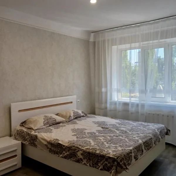 Квартира поруч інститут серця на Братиславській, hotel v Kijevu