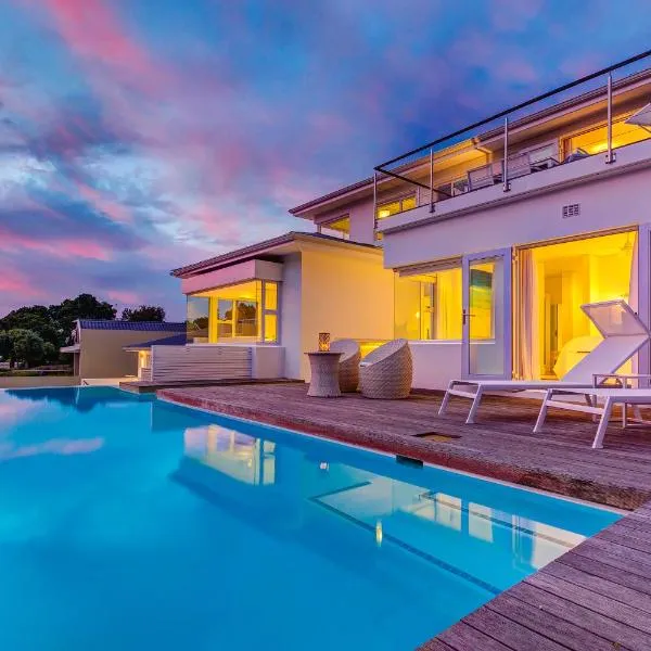 Amanzi Island Boutique Hotel, hotel v destinaci Knysna