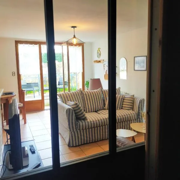 MAISONNETTE LA ROSERAIE avec terrasse proche centre ville, hotell sihtkohas Moissac