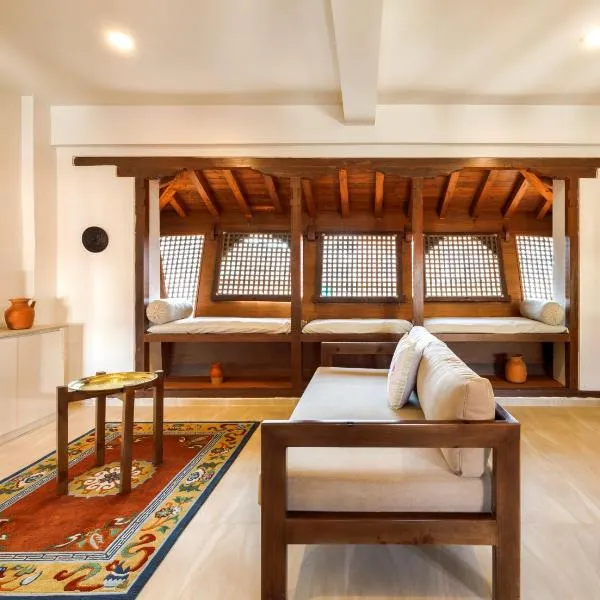 Newa Suites by Maison Artelier, hotel sa Patan