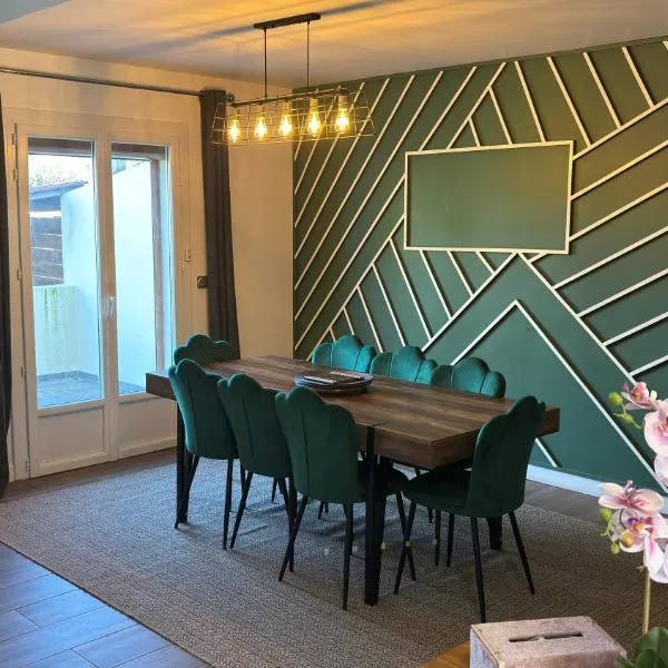 Maison standing 5 chambres Jardin et Garage – hotel w mieście Aussillon