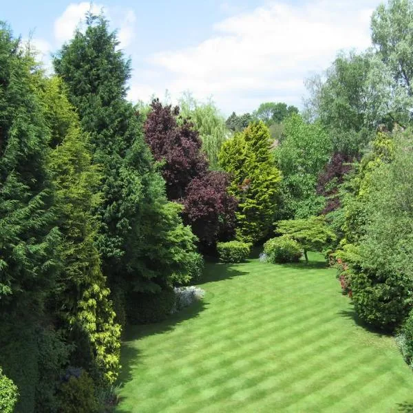 Lovely, spacious home with huge rear garden, hotel en Hadley Wood