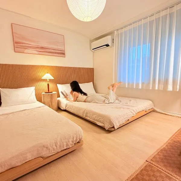 JAJA Haenggung, SuwonㅣNext to Hwaseong FortressㅣCozy Korean VibeㅣComfortable & Well-keptㅣUp to 8 guestsㅣFree ParkingㅣLoved by many guests، فندق في سوون