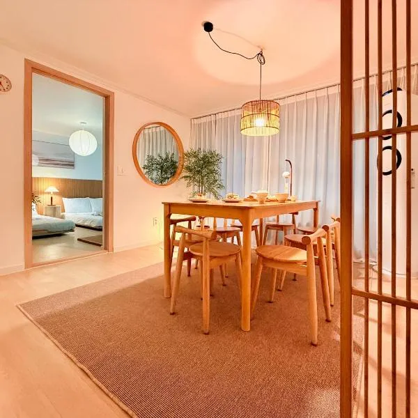 JAJA Haenggung, SuwonㅣNext to Hwaseong FortressㅣCozy Korean VibeㅣComfortable & Well-keptㅣUp to 8 guestsㅣFree ParkingㅣLoved by many guests, hotel din Suwon