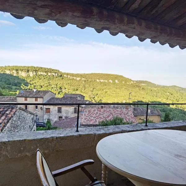 Spacious stylish Provencal house with terrace, hotell i Saignon