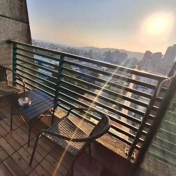 BLACK Rose樓中樓溫泉宿, hotel in Jiaoxi